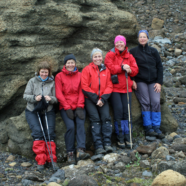Föngulegur hópur kvenna að ganga Öskjuveginn.