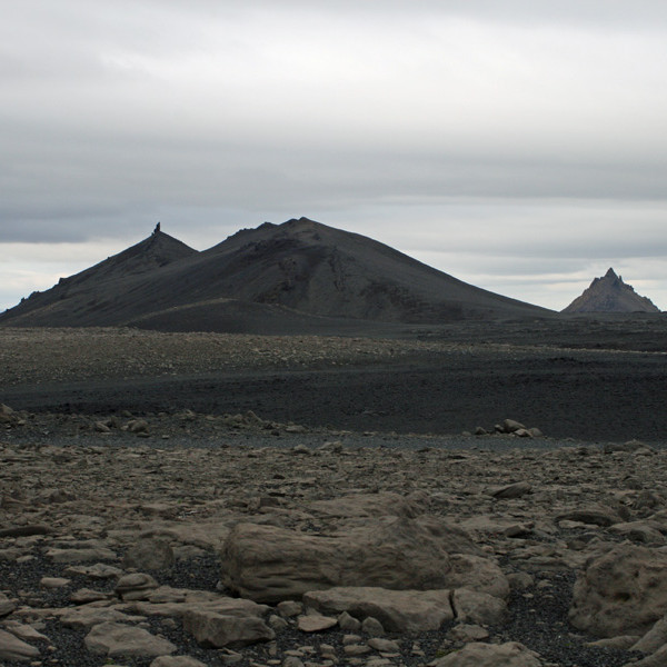 Á sandinum norðvestan á Dyngjufjöllum: Lokatindur t.h.