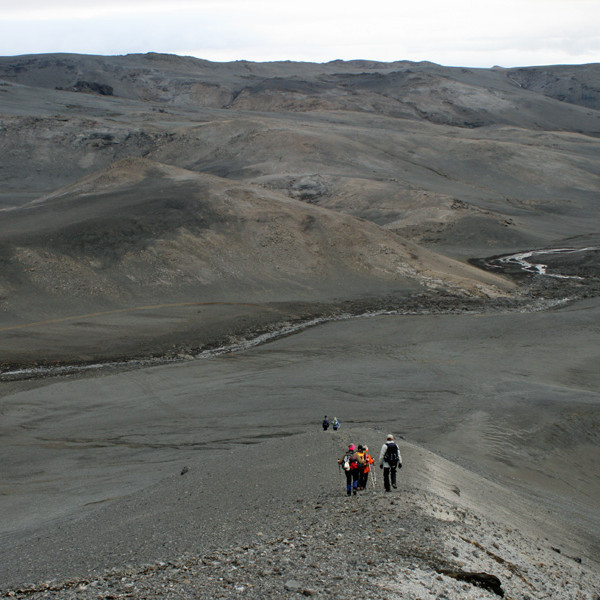 Gönguleiðin fram af neðra þrepinu niður í Dyngjufjalladal.