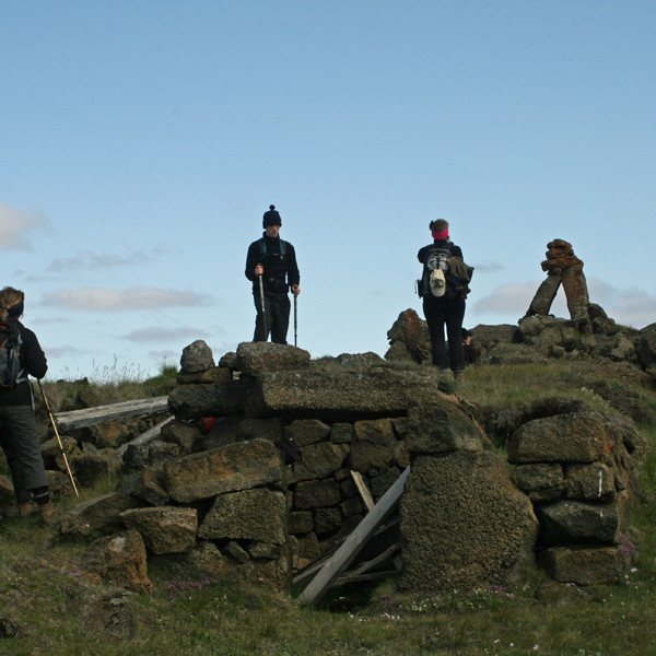 Við rústina af Botnakofa í Suðurárbotnum.