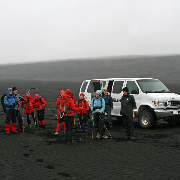 Lagt upp frá bíl að skoða Svartá sunnan Vaðöldu.