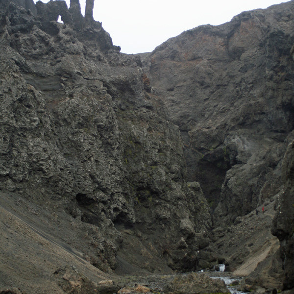Horft inn Drekagil: Drekahausana ber við loft t.v.