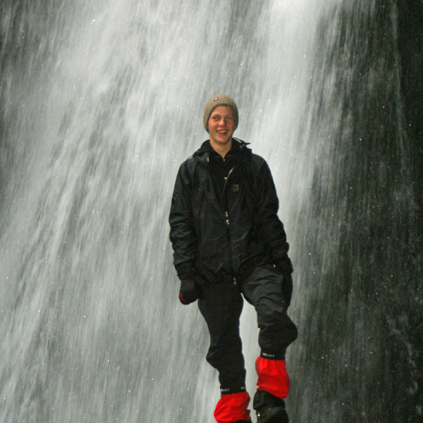 Við fossinn innst í Drekagili.