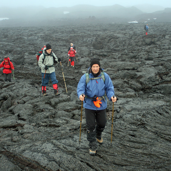Á leið norður yfir hraunið í Öskjuopi áleiðis að Jónsskarði. Hér var þoka en þurrt.