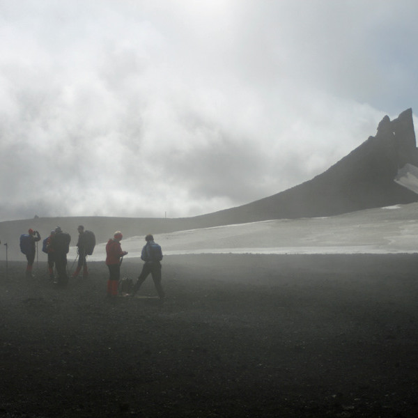 Í þokumóðu á Jónsskarði: Hópur FFA og Vegklettur.