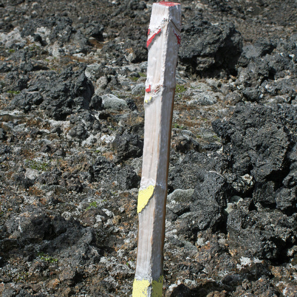 Mjög veðruð stika á gönguleiðinni norðvestur frá Jónsskarði niður í Dyngjufell.