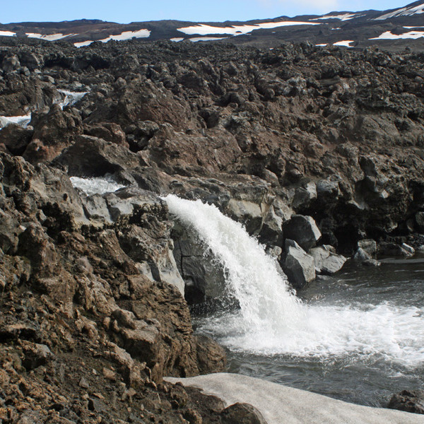 Snotur buna í ánni norðvestan á Dyngjufjöllum, suðvestan stikuleiðarinnar frá Jónsskarði í Dyngjufjalladal.