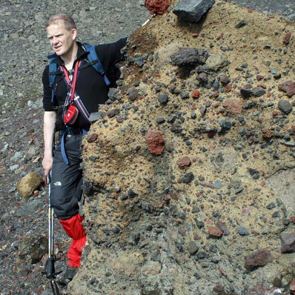 Pétur Heimisson við stein úr grófu móbergi (molabergi) í efra þrepinu norðvestan á Dyngjufjöllum.