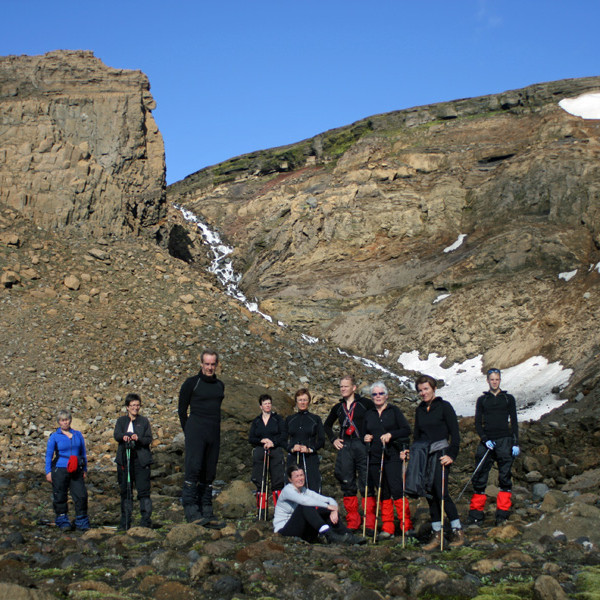 Hópur FFA við flúðina í efra þrepinu norðvestan á Dyngjufjöllum.