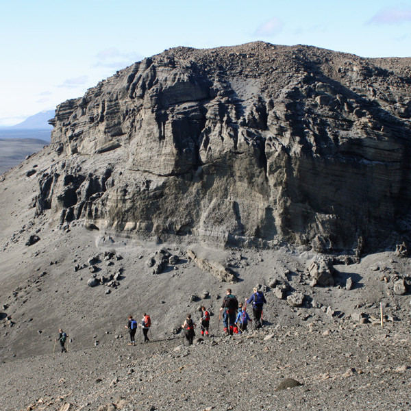 Hópur FFA leggur af stað niður hrygginn fram af neðra þrepinu norðvestan á Dyngjufjöllum, áleiðis niður í Dyngjufjalladal.