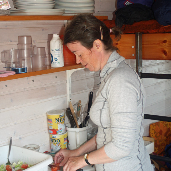 Grænmeti saxað til kvöldverðar í Dyngjufelli.