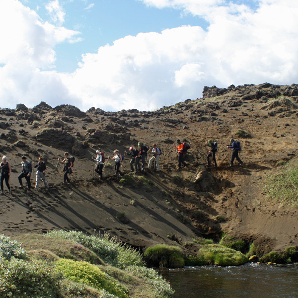 Hópur FFA gengur fyrir upptök Bæjarlækjar í Suðurárbotnum á leið úr Hrauntungu.
