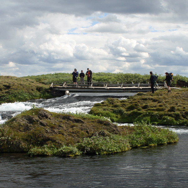Við brú á Suðurá yfir í Mikley.