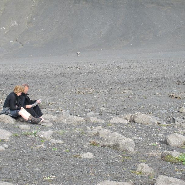 Svava og Ingvar rýna í kort.