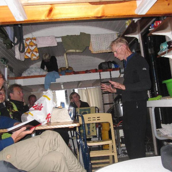 Gunnlaugur Jónason var með magnaða frásögn af skátamóti í Borgarfirði 1942 Þar sem þeir 14 -16 ára þurftu að ganga til Íafjarðar. Síðan flutti hann langa drápu um ferðina, magnað hjá þessum unglingi sem er ekki nema 80 ára.