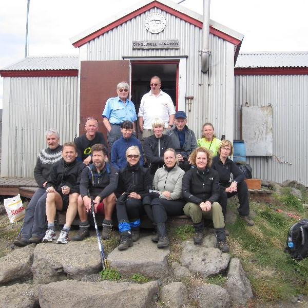 ofanfrá til v. Karl J Kristfánsson bílstjóri, Jakob Kárasson kokkur, Steffan Nissen, Kristjana Guðrún Halldórsdóttir, Sigríður Lára Gunnlaugsdóttir, Gunnlaugur Jónasson, Hanne Nissen, Þorberg Karlsson, Sverrir B. Friðbjörnsson, Frímann Guðmundsson fararstjóri, Jónína Sanders,Steinunn M. Benediktsdóttir, Svava Magnúsdóttir og Anna Gunnlaugsdóttir.