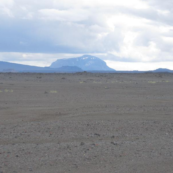 Bræðrafell ber í Drotningu Íslesnskra fjalla, Þjóðarfjallið, Herðubreið.