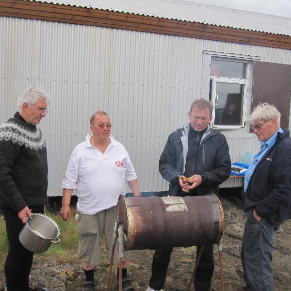 og karlarnir lögðu líka sitt af mörkum.