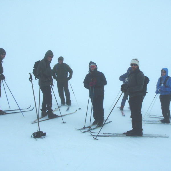 Snúið við, snjóhraglandi og þoka í 940m