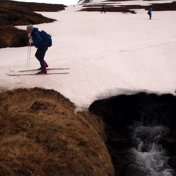Skíðað niður í 340m hæð,-og sloppin yfir snjóbrúna !