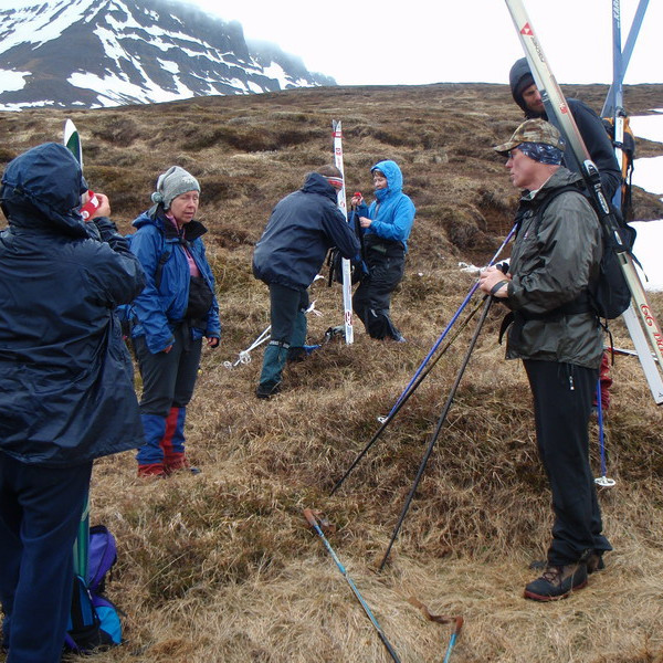 Skíðin á bakið og gengið niður að Reistarárrétt