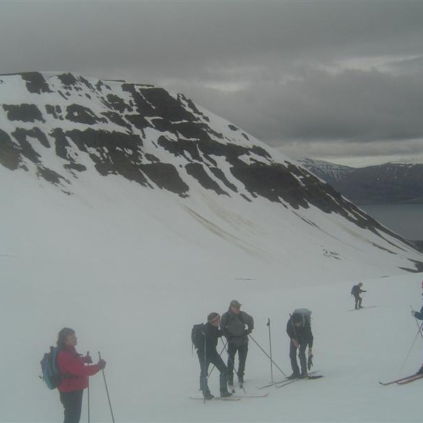Smá púst á leiðinnu upp. Nægur er snjórinn þótt komið sé langt fram í maí.