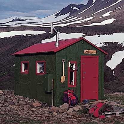 Lambi GPS 65°34.880 - 18°17.770
Lambi stendur í Glerárdal suðvestan Akureyrar, byggður 1975. Frá vegi að skálanum er stikuð gönguleið, 10-11 km. Gistirými fyrir 6 manns. Olíukabyssa og áhöld eru í skálanum. Lækur skammt sunnan skálans. Fjölbreyttar gönguleiðir frá skálanum um fjöll og dali á Glerárdalssvæðinu.