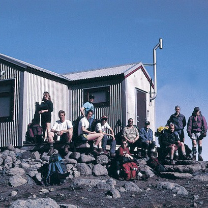 Dyngjufell GPS 65°07.480 - 16°55.280
Dyngjufell í Dyngjufjalladal, norðvestan undir Dyngjufjöllum, var byggt 1993. Skálinn er 3,7 km í suðvestur frá Lokatindi. Gisting fyrir 16 manns í kojum. Kynding með steinolíukabyssu. Vatn fæst oft úr læk í grennd við skálann. Skálinn er öllum opinn en ætlast er til að göngufólk sitji fyrir um gistingu. Gönguleið frá Dreka um Öskju og Jónsskarð að skálanum og þaðan í Suðurárbotna.