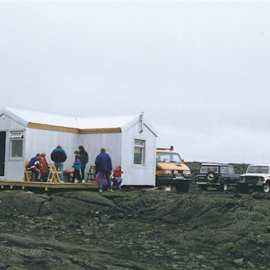 Botni GPS 65°16.180 - 17°04.100
Botni stendur um 650 m suð-suðaustan efstu upptaka Suðurár, byggður 1996. Gistirými fyrir 16 manns í kojum. Kynding með steinolíukabyssu. Vatn má fá úr vatnsaugum við tjarnir suðvestan skálans eða úr upptakalindum Suðurár. Skálinn er öllum opinn en ætlast er til að göngufólk sitji fyrir um gistingu. Gönguleið frá Dyngjufelli að skálanum (20-22 km) og þaðan um Suðurárbotna að Svartárkoti (15-16 km).