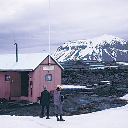Bræðrafell GPS 65°11.310 - 16°32.290
Bræðrafell stendur suðaustur frá samnefndu felli, við suðurrætur Kollóttudyngju. Skálinn var byggður 1976-77. Frá uppgöngunni á Herðubreið er stikuð leið, um 9-10 km, vestur að skálanum. Frá Bræðrafelli er stikuð leið suður í Dreka. Gistirými fyrir 12 manns. Í skálanum er kolaeldavél. Ekkert vatnsból.