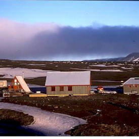 Dreki GPS 65°02.520 - 16°35.720
Dreki er við Drekagil í Dyngjufjöllum, byggður 1968-69. Frá skálanum má aka til austurs í Herðubreiðarlindar og Kverkfjöll eða til suðurs á Gæsavatnaleið. Gistirými fyrir 20 manns. Í skálanum er olíukabyssa. Gæsla yfir ferðamannatímann í samvinnu við Náttúruvernd Ríkisins. Tjaldsvæði hjá skálanum. Gönguleiðir frá Dreka að Dyngjufelli og Bræðrafelli.