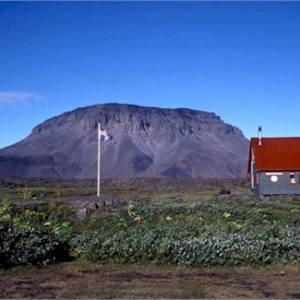 Þorsteinsskáli GPS 65°11.560 - 16°13.390
Þorsteinsskáli er í Herðubreiðarlindum, byggður 1958-60. Gistirými fyrir 30 manns. Í eldhúsi eru áhöld, gashella og olíuketill tengdur við miðstöð. Gæsla frá júní til ágústloka í samvinnu við Náttúruvernd Ríkisins. Góð snyrtiaðstaða með sturtu. Gott tjaldsvæði hjá skálanum