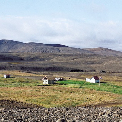 Laugafell GPS 65°01.630 - 18°19.950
Laugafell var byggt á árunum 1948-50. Skálinn stendur 20 km suður af botni Eyjafjarðardals og um 15 km norðaustur frá Hofsjökli. Upphitun með laugarvatni allt árið. Áhöld og eldunartæki. Gæsla frá FFA yfir sumarið. Gistirými: skáli FFA: 15 manns; svefnloft snyrtihúss: 20 manns. Tjaldsvæði hjá skálanum. Sundlaug og upphitað snyrtihús. Frá Laugafelli liggja slóðir til Eyjafjarðar, Skagafjarðar, Bárðardals og suður Sprengisand.