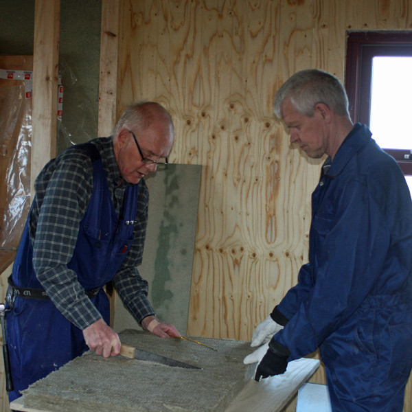 Atli og Garðar sníða steinull fyrir millivegg á neðri hæðinni.