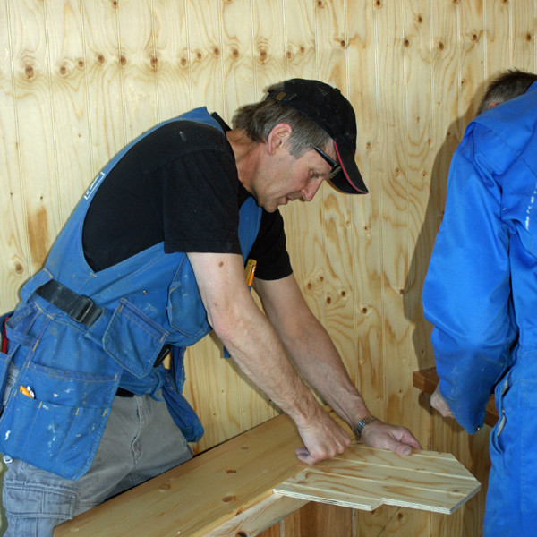 Sigurgeir að vinna við stiga upp á efri hæðina.