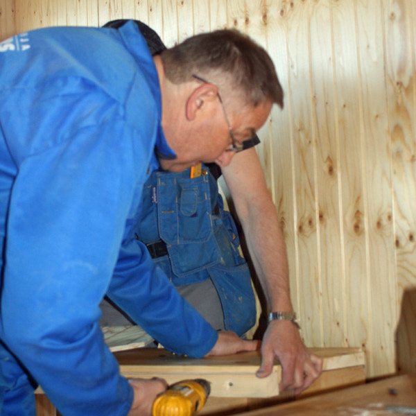 Hilmar að vinna við stiga upp á efri hæðina.