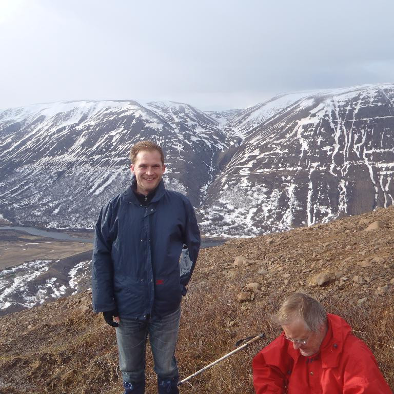 Gæsadalur í baksýn, gæsagilsöxl til vinstri en Nónhnjúkur til hægri.