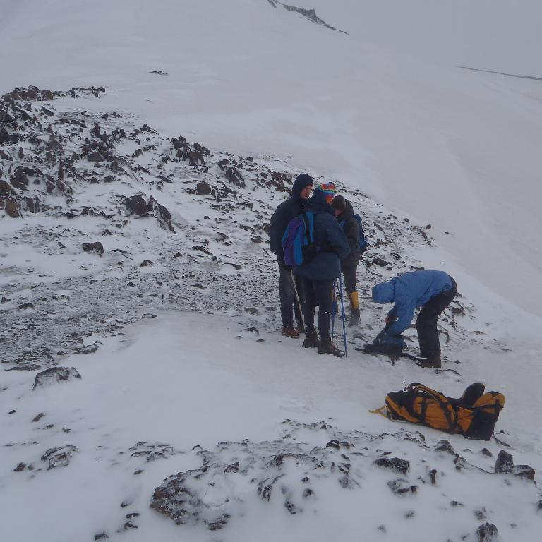 Þegar upp á Skarðsflár var komið var orðið svo hvasst að ekki var um anna að ræða en að snúa við.