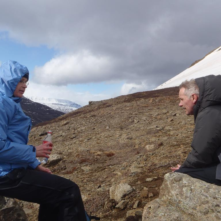 Guðbjörg og Halldór að spjalla í rokinu.