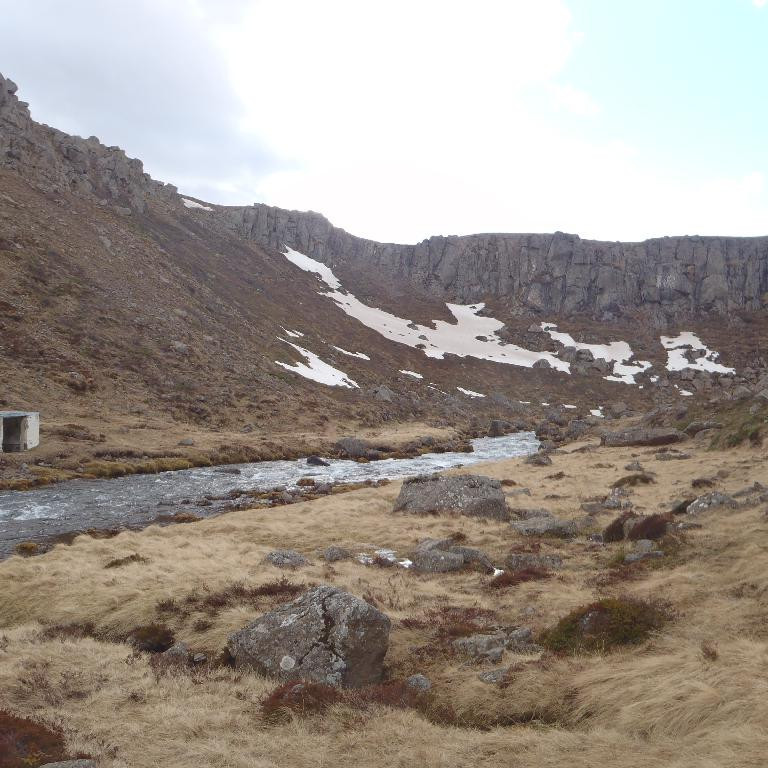 Smá útidúr var gerður við fórum að gamalli sundlaug rétt sunnan Grenivíkur.