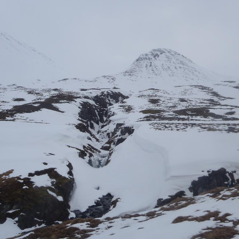 Heiðinnamannafjall sér í Holárfjall til vinstri.