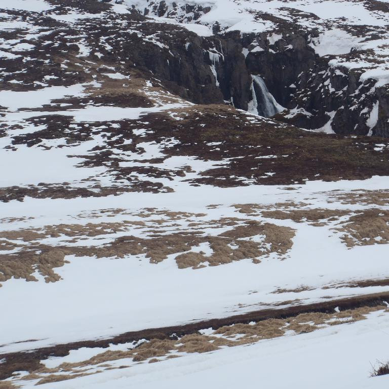 Fallegur foss í Holá