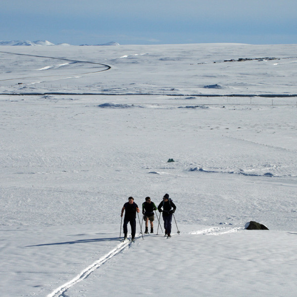 Lagt á brattann. Fljótsheiði í baksýn.