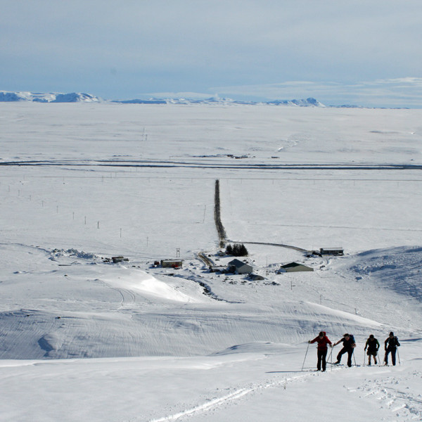 Haldið upp brekkurnar vestan bæjarins á Öxará.