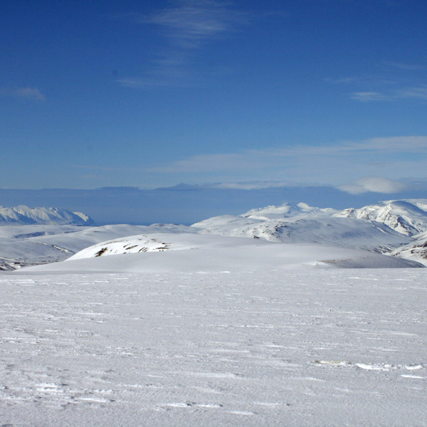 Á Háafelli: Horft NV til Hvanndalabjargs (t.v.), Kaldbaks og Skessuhryggjar (t.h.).