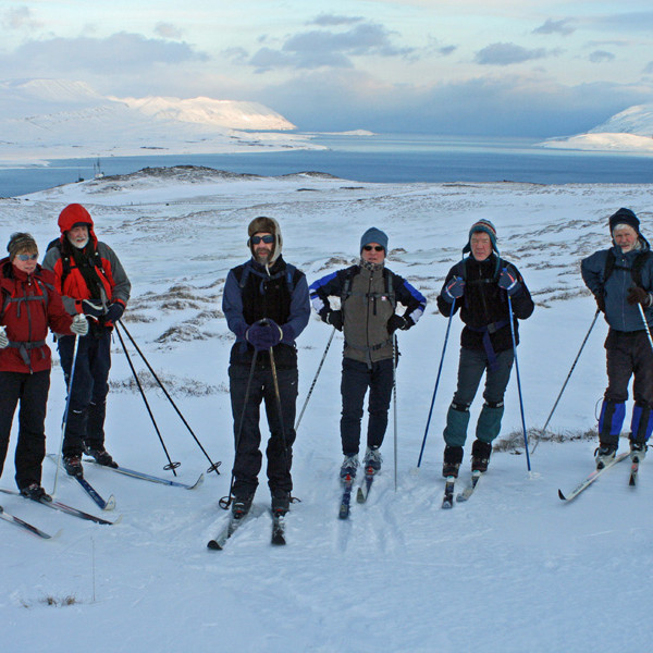 Hópur FFA neðarlega í brekkunum. Sólin er ekki komin upp.