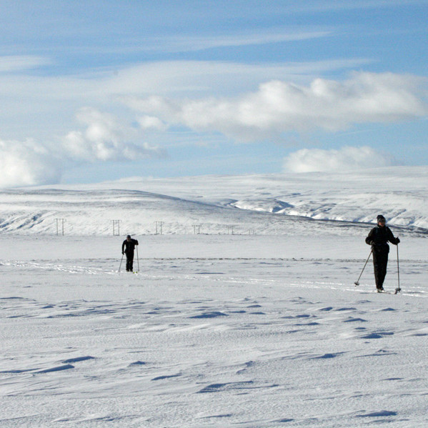 Haldið norður Fljótsheiði í góðu færi og afbragðs veðri. Bárðardalsfjöll í baksýn.
