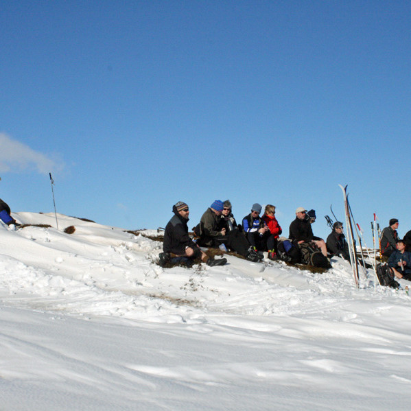 Áning um hádegið austan í Hólkotsöxl.