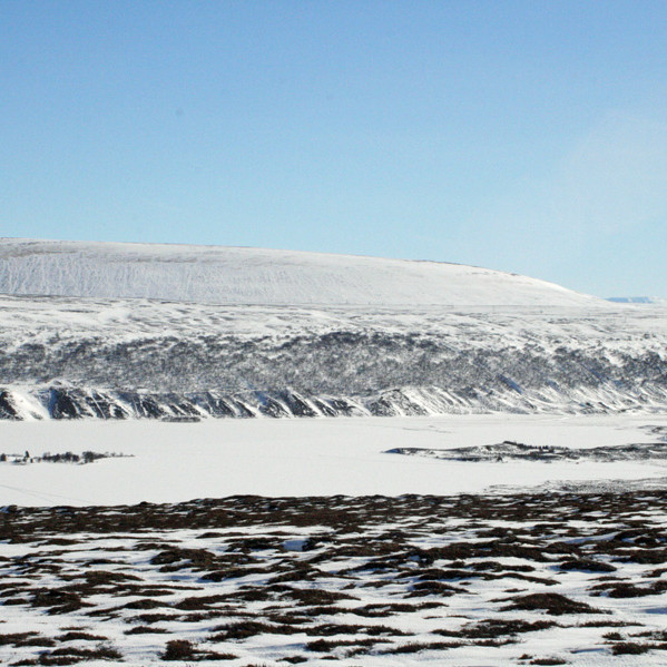 Horft af Hólkotsöxl suðaustur yfir Vestmannsvatn til Vatnshlíðar og Þorgerðarfjalls.