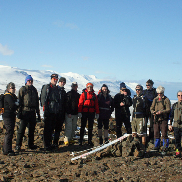 Hópur FFA á Fjallshnjúk (235 m). Nyrsti hluti Kinnarfjalla í baksýn.